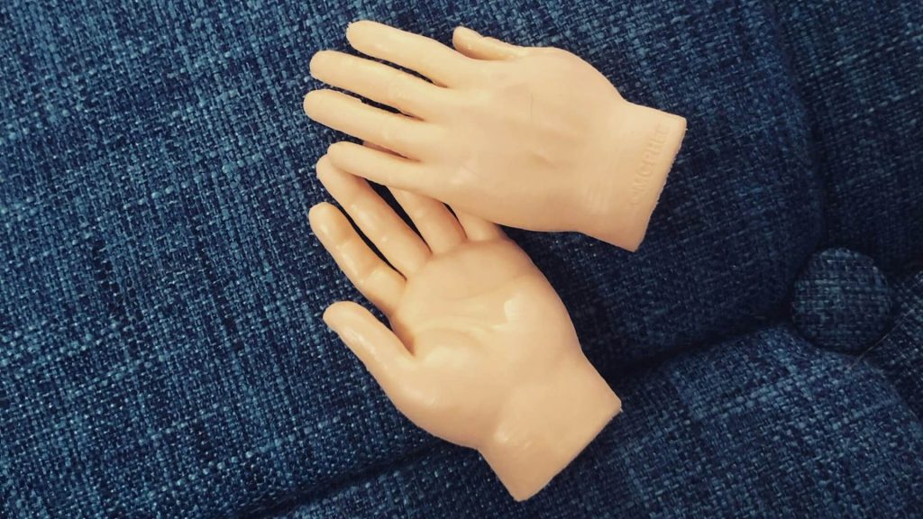 Dos manos de silicona utilizadas para ayudar a los artistas a aprender a esculpir mejor